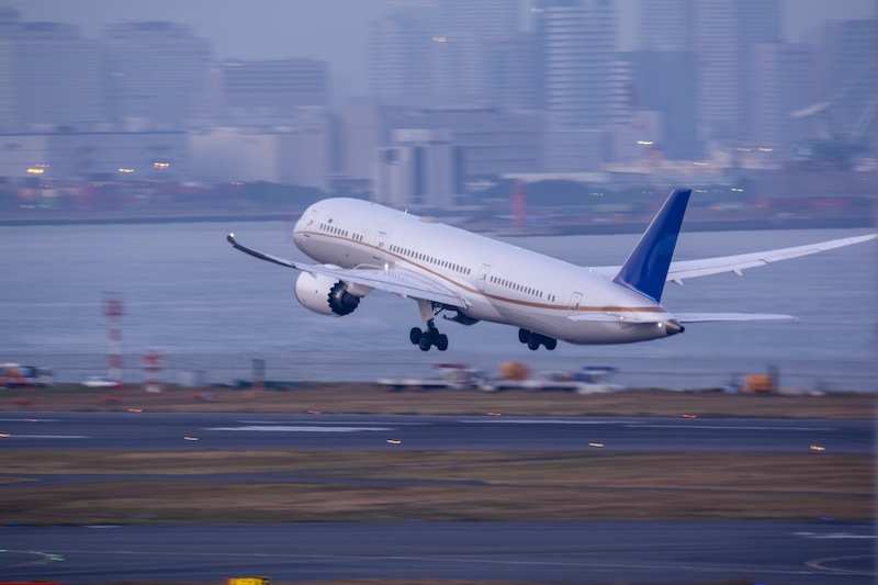 飛び立つ飛行機