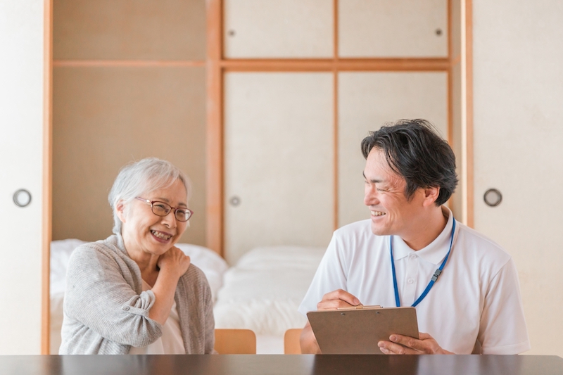 在宅で問診する医師