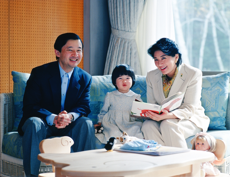 絵本を読み聞かせる雅子さま（2003年11月、写真／宮内庁提供）