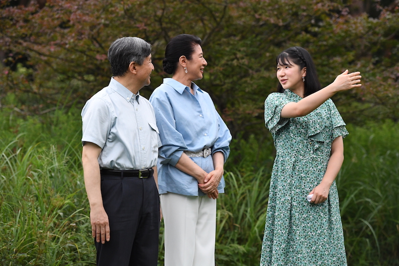 愛子さまの話に笑顔の天皇皇后両陛下（2023年8月21日、写真／JMPA）