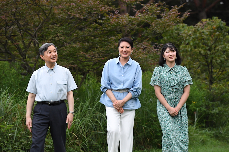 雅子さまのボリュームのある袖がフェミニン（2023年8月21日、写真／JMPA）