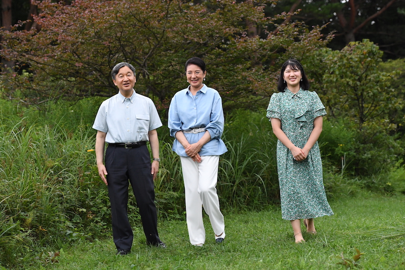 お話をされながら散策される天皇皇后両陛下と愛子さま（2023年8月21日、写真／JMPA）