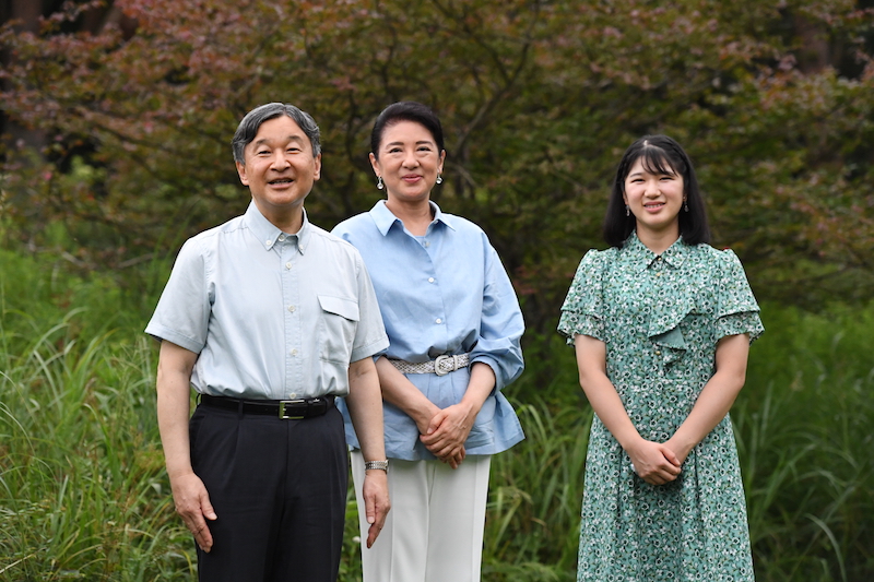 昨年もゆったりめのシャツにベルトをされていた雅子さま（2023年8月21日、写真／JMPA）