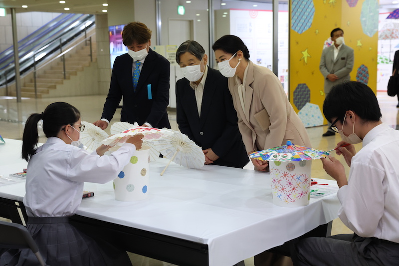 和傘にカラフルな絵を描くワークショップをご鑑賞（2023年10月16日、写真／JMPA）