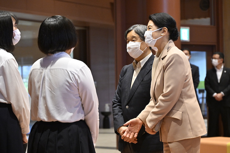 朗読劇を披露した県内の高校生らとご交流（2023年10月16日、写真／JMPA）