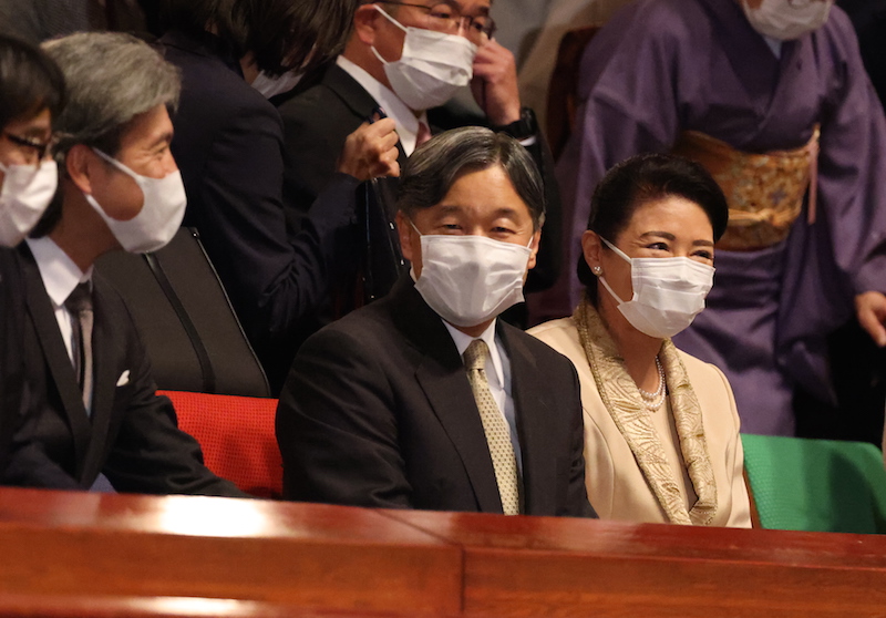 熊川さんと談笑されるお二人（2023年10月26日、写真／JMPA）