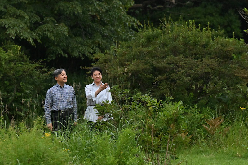 話をされながらご散策（2024年8月21日、写真／JMPA）