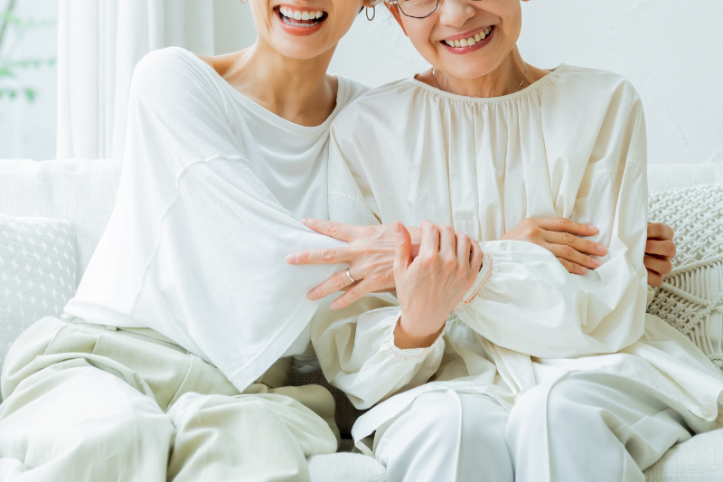 寄り添う2人の女性