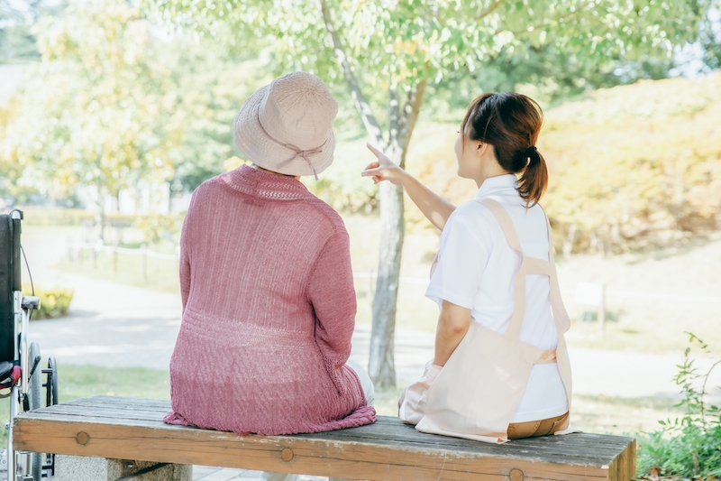 老人に話しかける女性