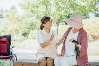 《認知症介護の心得》“失敗しない施設選び”6つのポイント「声のかけ方」「展示物」からわかる「い…