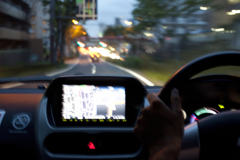 夕方の道を運転する車内からの風景