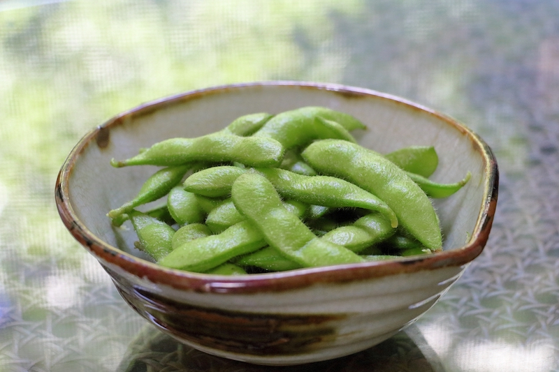 小皿に入った枝豆