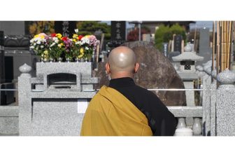 【骨になるまで・日本の火葬秘史】寺はもう弔いだけでは食べていけない