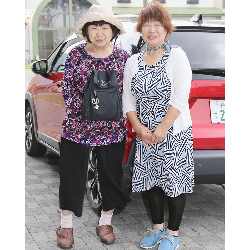 JR西脇市駅からは、ファン第1号の安藤松子さん（右）が車で送迎をしてくれる（撮影／奥田珠貴）