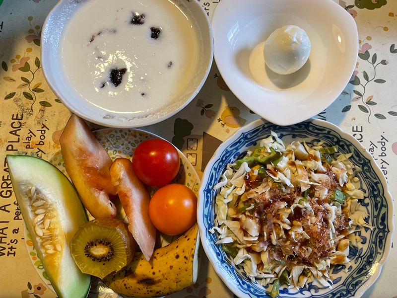 自家農園の果物を朝ごはんに（写真提供／松村二美）