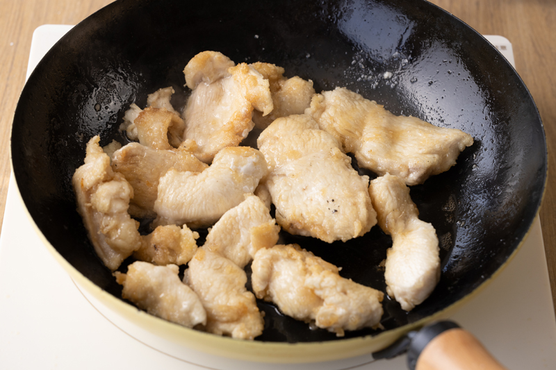 ライパンにごま油を中火で熱し、鶏むね肉を入れて両面に焼き色が付くまで焼く