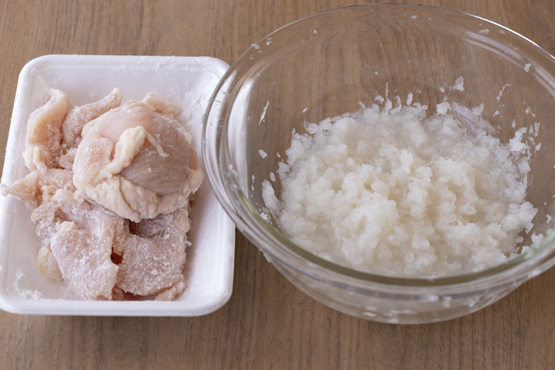 大根は皮をむいてすりおろし、水気を軽く絞っておく。鶏むね肉は1cm幅のそぎ切りにし、片栗粉をまぶす