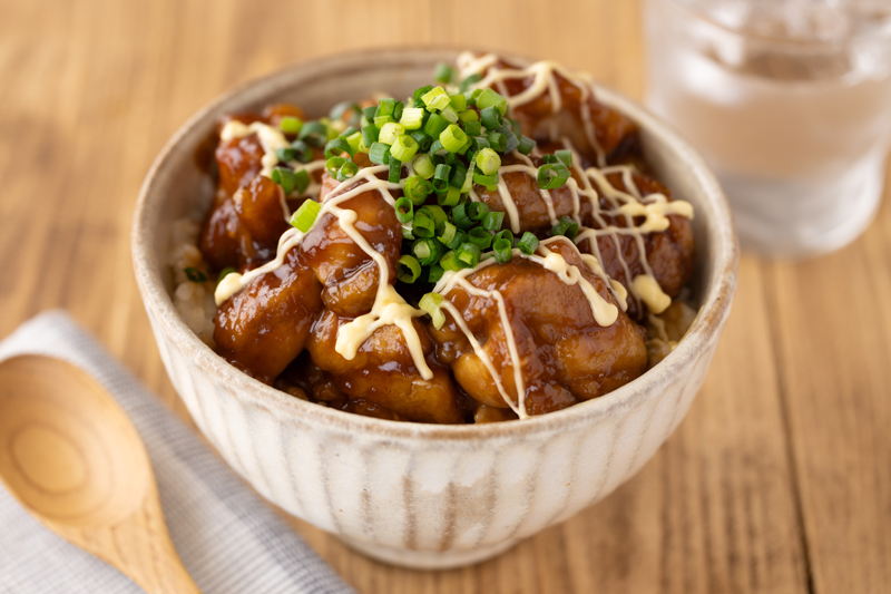 丼にご飯を盛って【3】をのせる。マヨネーズと青ねぎをトッピングしたらでき上がり