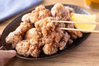 1分揉むだけで味がしっかりしみ込む！「ジューシー唐揚げ」【もあいかすみ ラクウマレシピ】