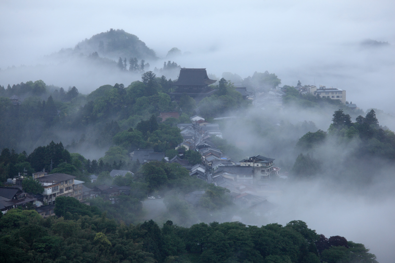 朝もやに包まれる金峯山寺（奈良県・吉野）