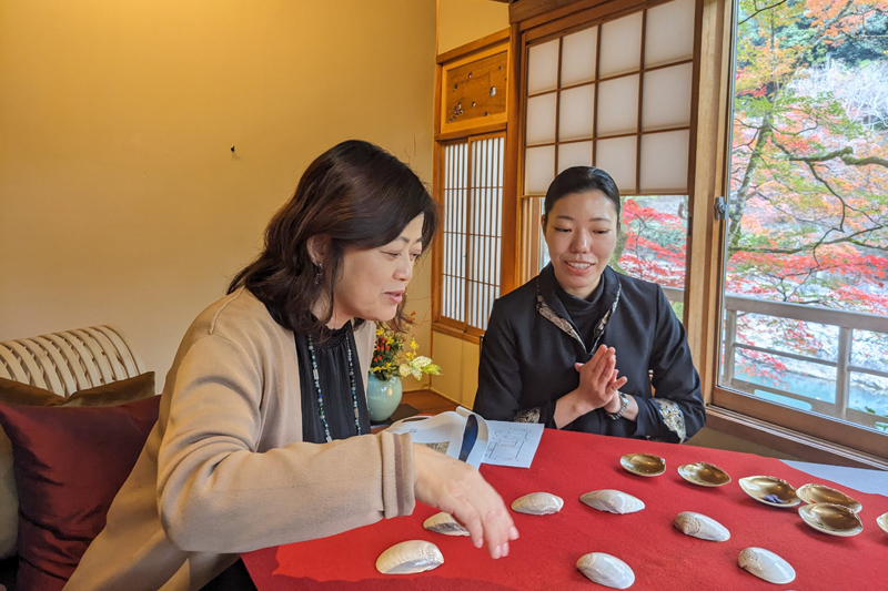 奥嵐山の源氏絵貝覆いの遊び方を習い、いざ挑戦！シンプルながら意外と難しい（星のや京都）