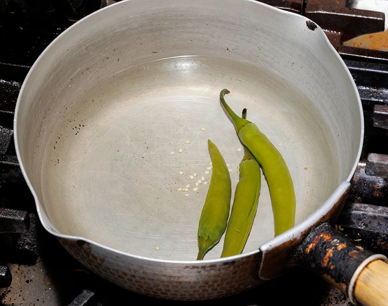 生の青唐辛子を水から煮るのがポイント