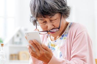 《眼精疲労や視力低下も》スマホで斜視になるメカニズムとは？NG習慣と予防＆改善のメソッドを眼科医が解説