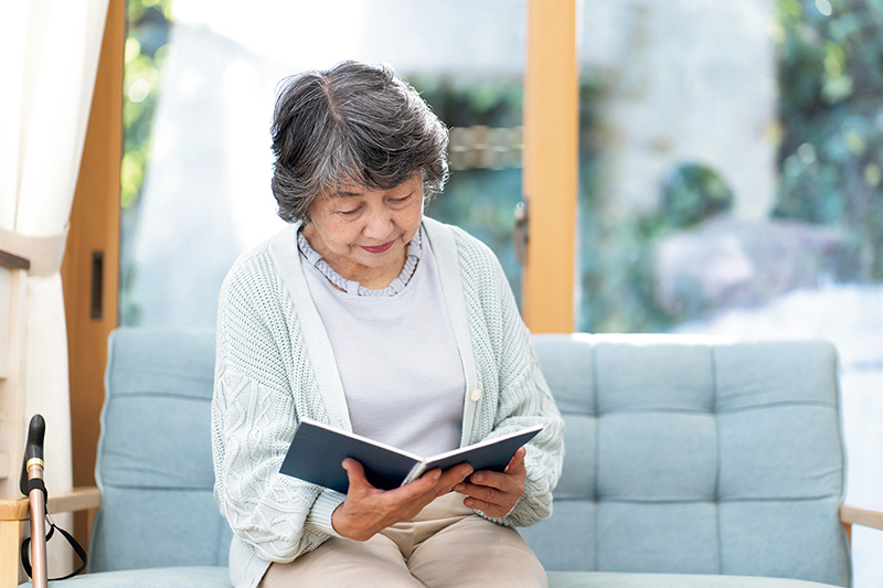 読書をするときは顔に本を近づけすぎないように注意（写真／PIXTA）