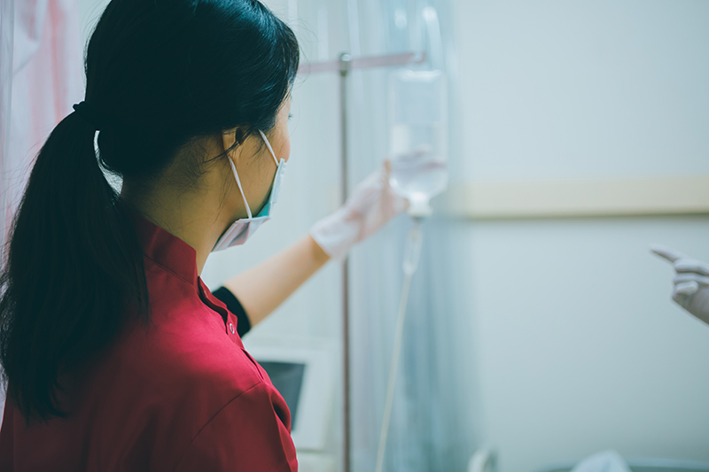 再生医療は点滴や注射で治療が行われる（写真／PIXTA）