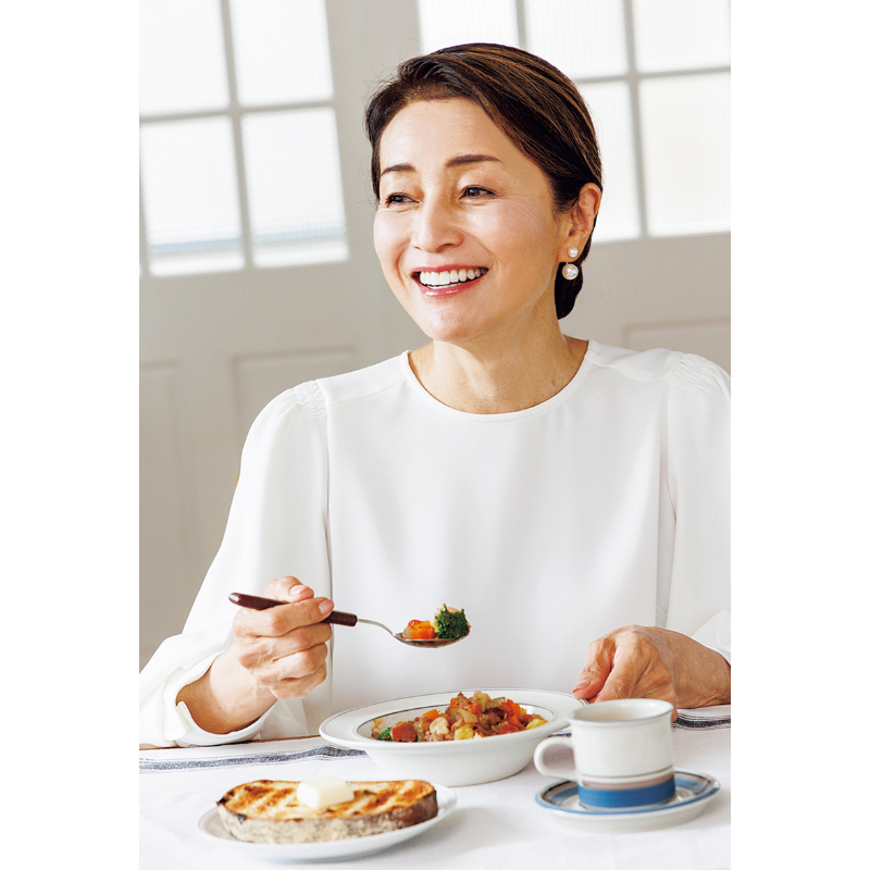 朝食を食べる仁科亜季子さん