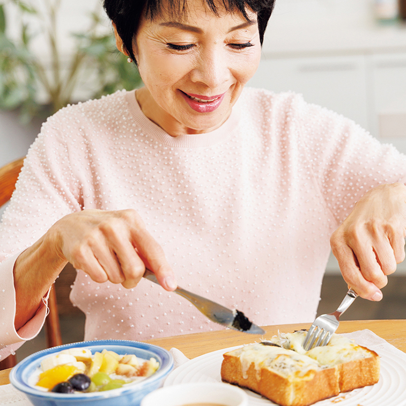 朝食を食べる由美かおるさん