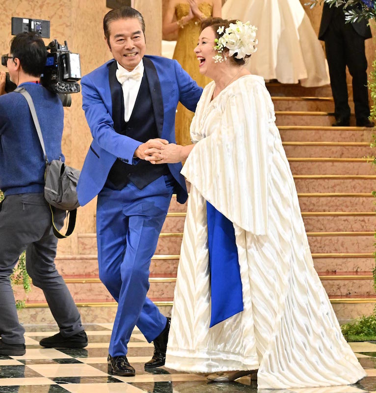 結婚45周年、笑顔で踊る勝野洋（左）とキャシー中島＝日本橋三越（写真／田村亮介）