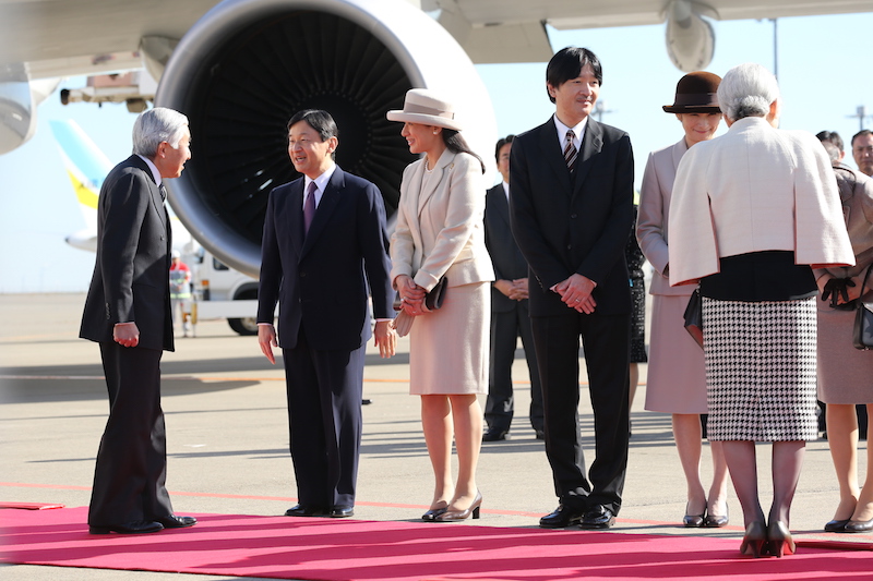 靴やバッグは引き締めカラーのブラウンで統一（2013年11月30日、写真／JMPA）