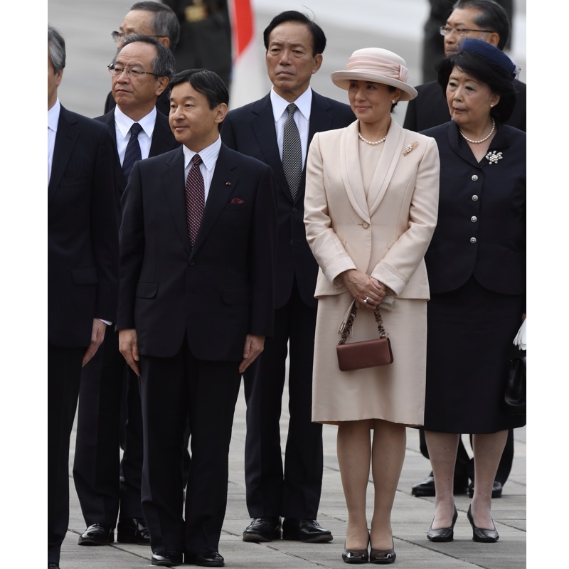 雅子さまは淡いピンクのセットアップと帽子をお召しに（2016年10月11日、写真／JMPA）