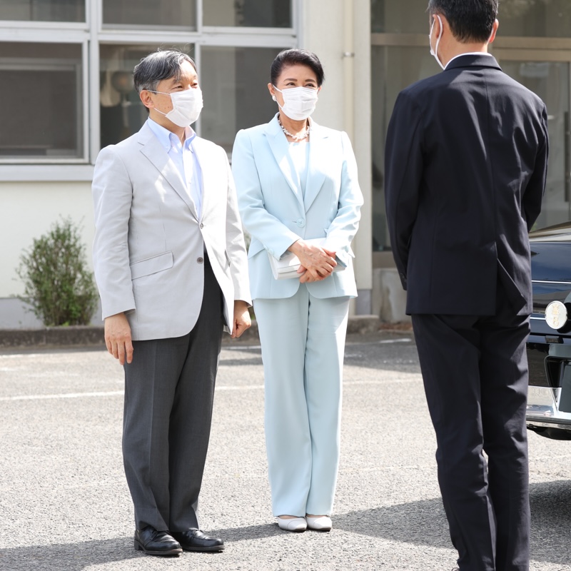 バッグと靴を白に揃えられた雅子さま（2024年5月25日、写真／JMPA）