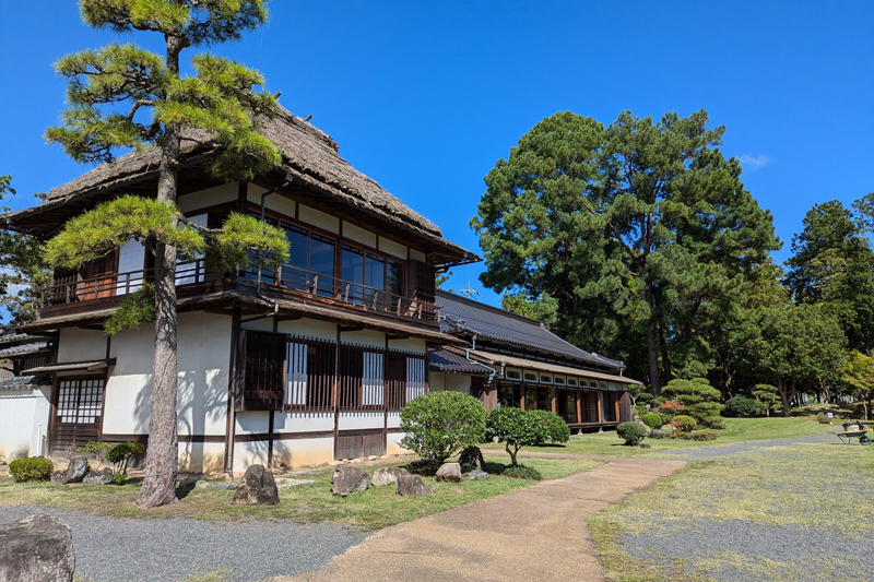 衆楽園の庭園は無料で開放されている。非常に素晴らしい眺め。写真はリクリット氏の作品が展示されている迎賓館