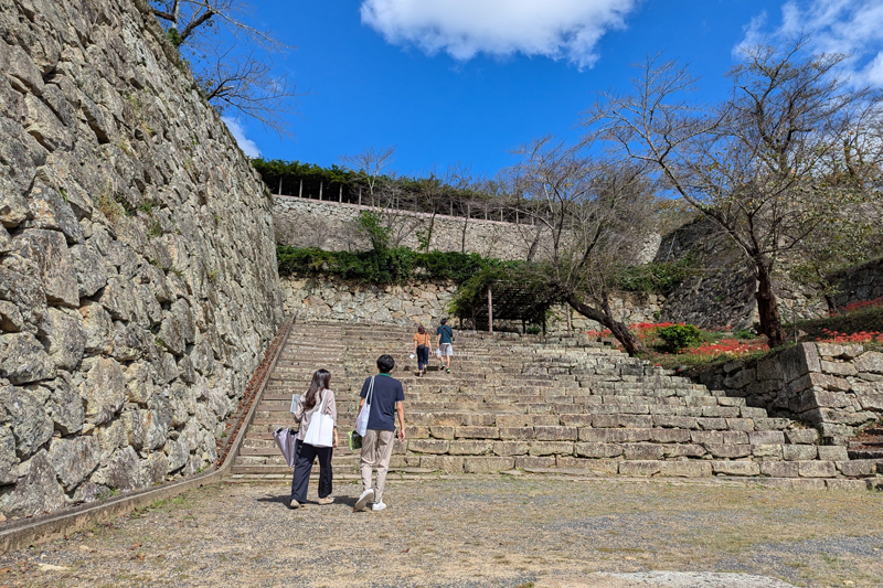 津山城（鶴山公園）では見事な石垣が！ここにもアート作品の展示がある