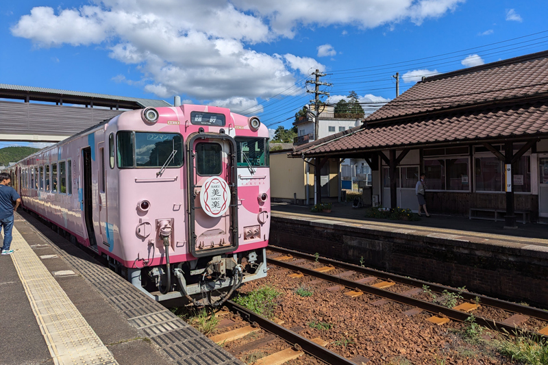 観光列車「SAKU美SAKU楽」のピンクの車体はテンションが上がります