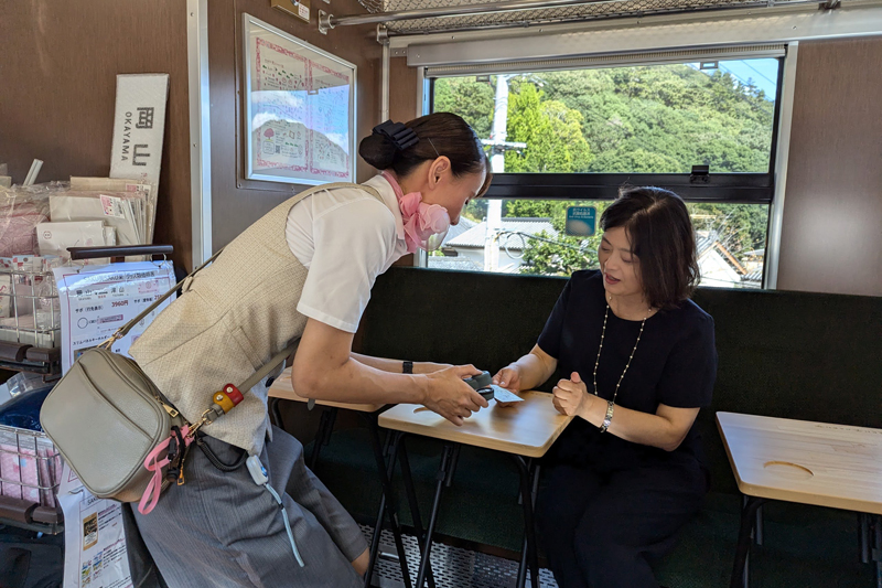 アテンダントが乗務。沿線の案内や切符に記念の改札印を押してくれる