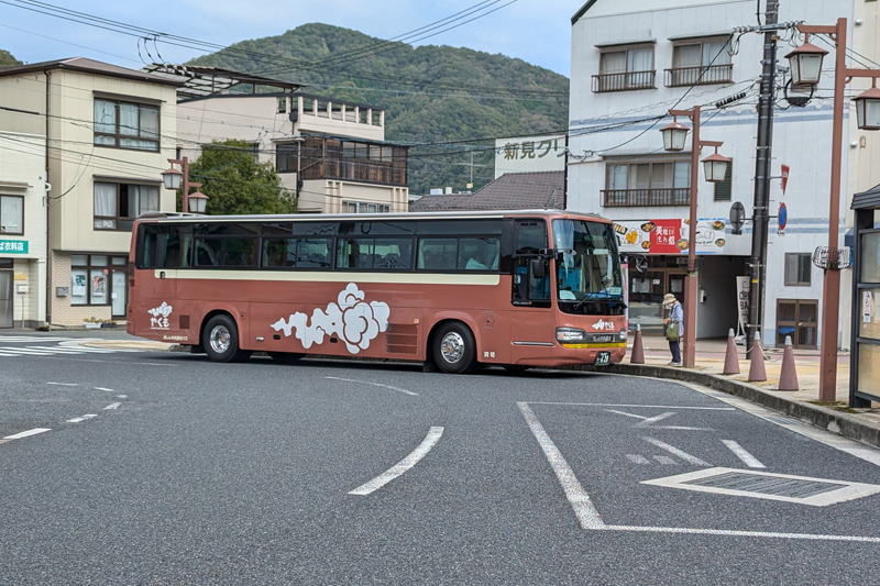 特急「やくも」をモチーフにしたデザインのバスが運行