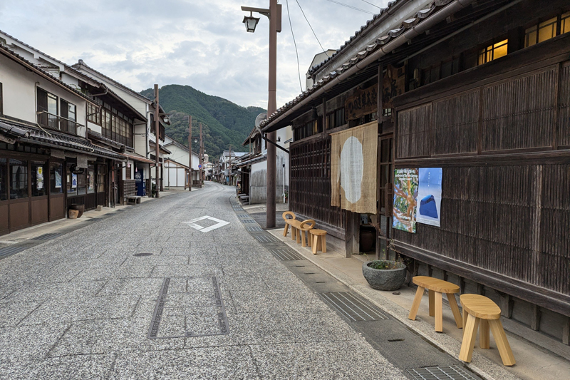 勝山の町並み。右手は「ひのき草木染織工房」。軒下にある椅子は妹島和世《あしあと》2024