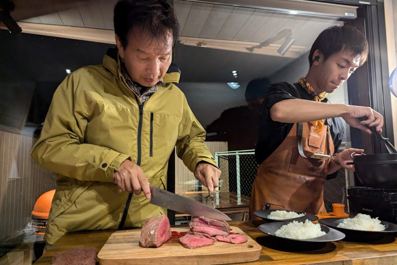 ローストビーフのカットに挑戦。青山さんはいつの間にか、窯でご飯も炊く手際のよさ