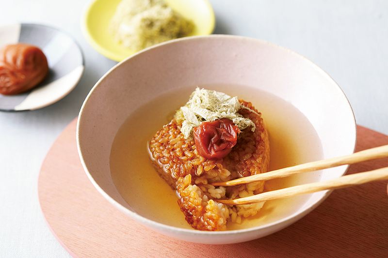 焼きおにぎりと梅、おぼろ昆布茶漬け（撮影／菅井淳子）