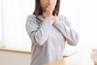 秋冬に起こりやすい「長引く咳」の原因と対策は？　取り入れたい食材などを医師が解説