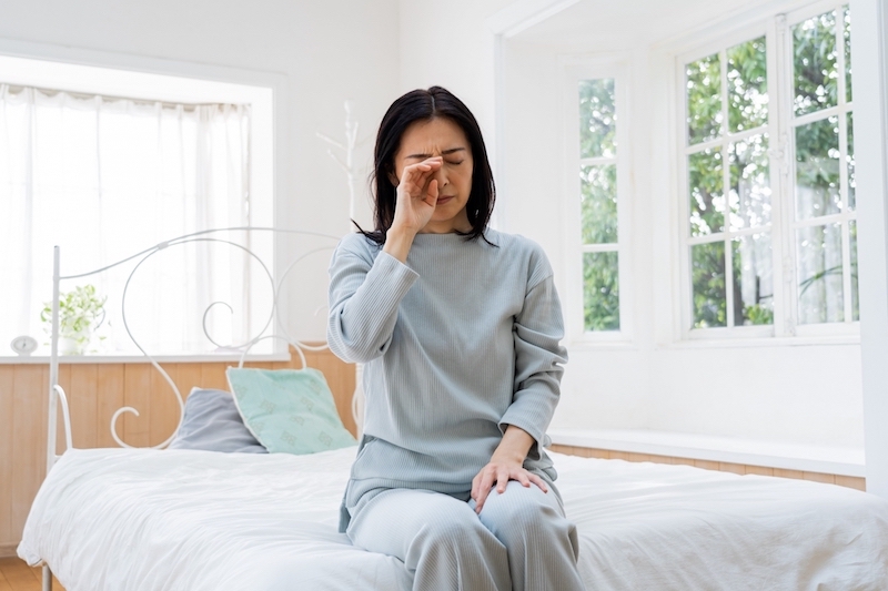 眠そうな女性