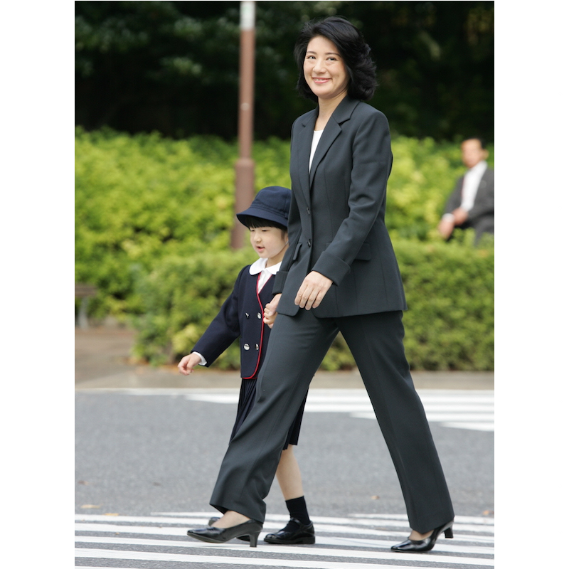 2006年10月、4歳の愛子さまの学習院初等科の運動会へ向かう雅子さまと愛子さま