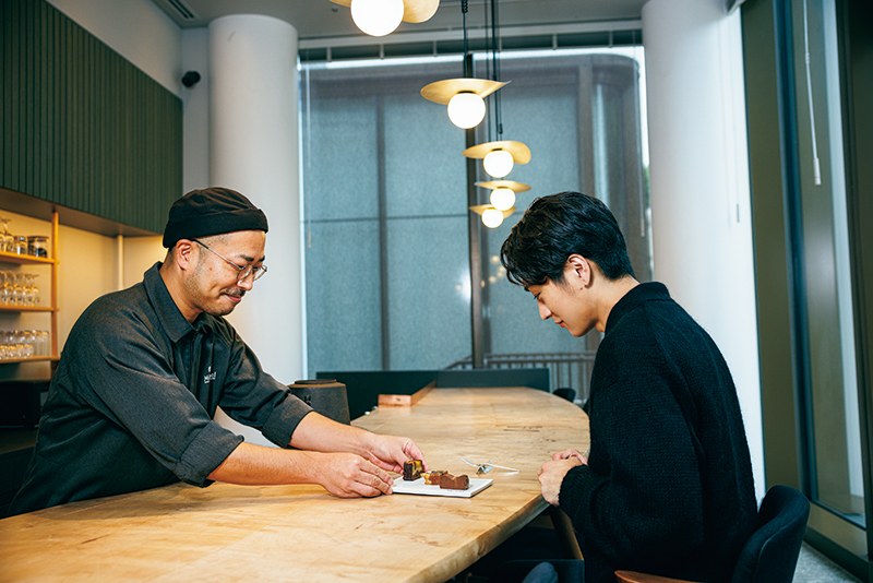 焼き芋好きだという真田さんも感激した逸品（撮影／深澤慎平）