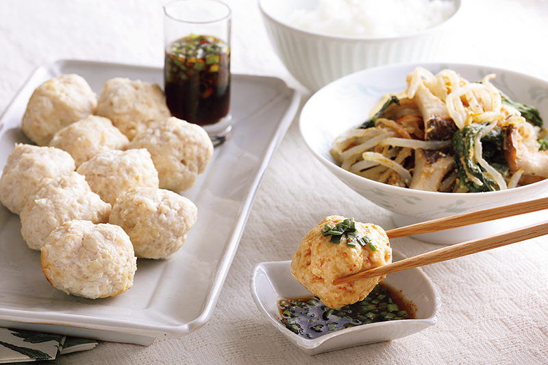 「蒸し鶏団子と青梗菜ともやしのナムル」