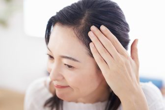 《更年期前後から髪の毛が全体的に…》「女性の薄毛」の悩みや気になる再生医療を医師が解説