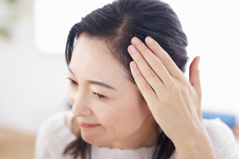 髪の毛が全体的に薄くなるのが女性の薄毛の特徴（写真／PIXTA）